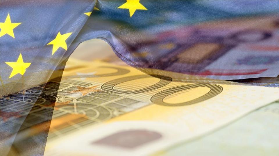 Flagge der EU und Euro Geldscheine