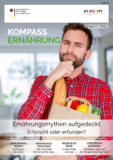 Titelbild der Zeitschrift Kompass Ernährung 01/2019 - Ein Mann trägt eine Einkaufstüte auf dem Arm und schaut nachdenklich