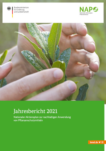 Cover der Broschüre "Jahresbericht 2021 - Nationaler Aktionsplan zur nachhaltigen Anwendung von Pflanzenschutzmitteln": Hände umschließen eine Pflanze