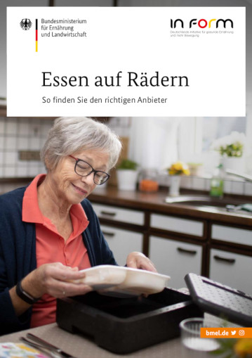 Cover der Broschüre, eine Seniorin sitzt am Küchentisch und packt ein geliefertes Essen aus