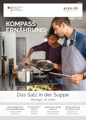 Cover der aktuellen Ausgabe mit Foto eines jungen Paares beim Kochen, die Frau gibt Salz mit einer Mühle ins einen Kochtopf