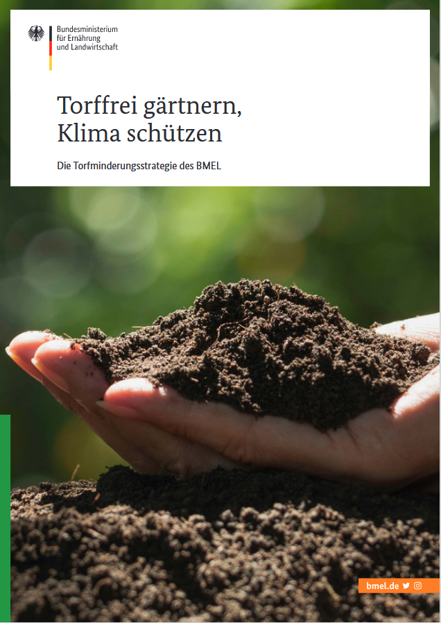 Cover der Broschüre zur Torfminderungsstrategie. Eine Hand hält braune Erde, darüber der Titel "Torffrei gärtnern, Klima schützen Die Torfminderungsstrategie des BMEL".