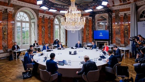 Bundesminister Özdemir in einem großen Saal im Gespräch mit den G7-Agrarministerinnen und -ministern sowie dem urkrainischen Minister Solskyj und Vertretern von EU, FAO und OECD.