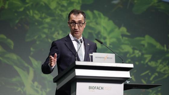 Bundesminister Cem Özdemir hält an einem Rednerpult die Eröffnungsrede für die Messe Biofach 2022.