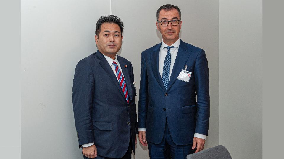 Bundeslandwirtschaftsminister Cem Özdemir ist zusammen mit dem japanischen Staatsminister für Landwirtschaft, Ernährung und ländliche Angelegenheiten Atsushi NONAKA abgebildet.
