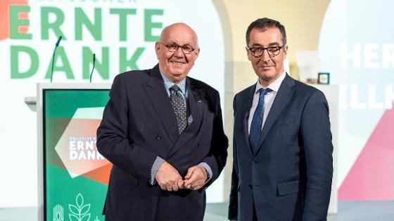 Professor Niklas-Medaille: Bundesminister Özdemir steht mit Prof. Dr. Peter Strohschneider auf einer Bühne