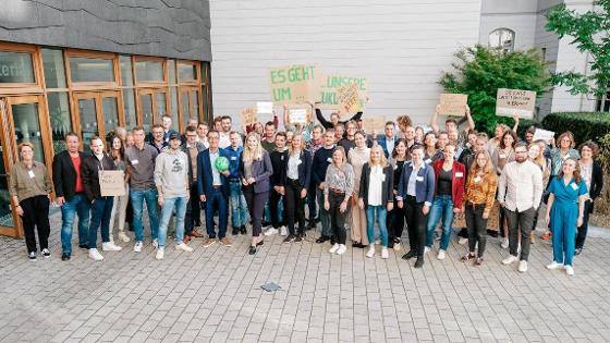 Gruppenfoto beim Jugendpolitischen Forum 2023 in Berlin