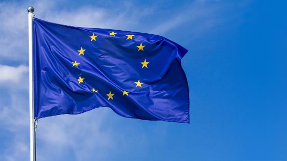 EU Flagge vor blauem Himmel