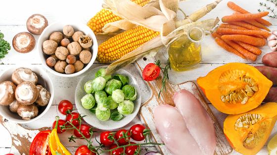 Verschiedene Lebensmittel: Gemüse, Pilze, Mais, Öl, Fleisch, etc.