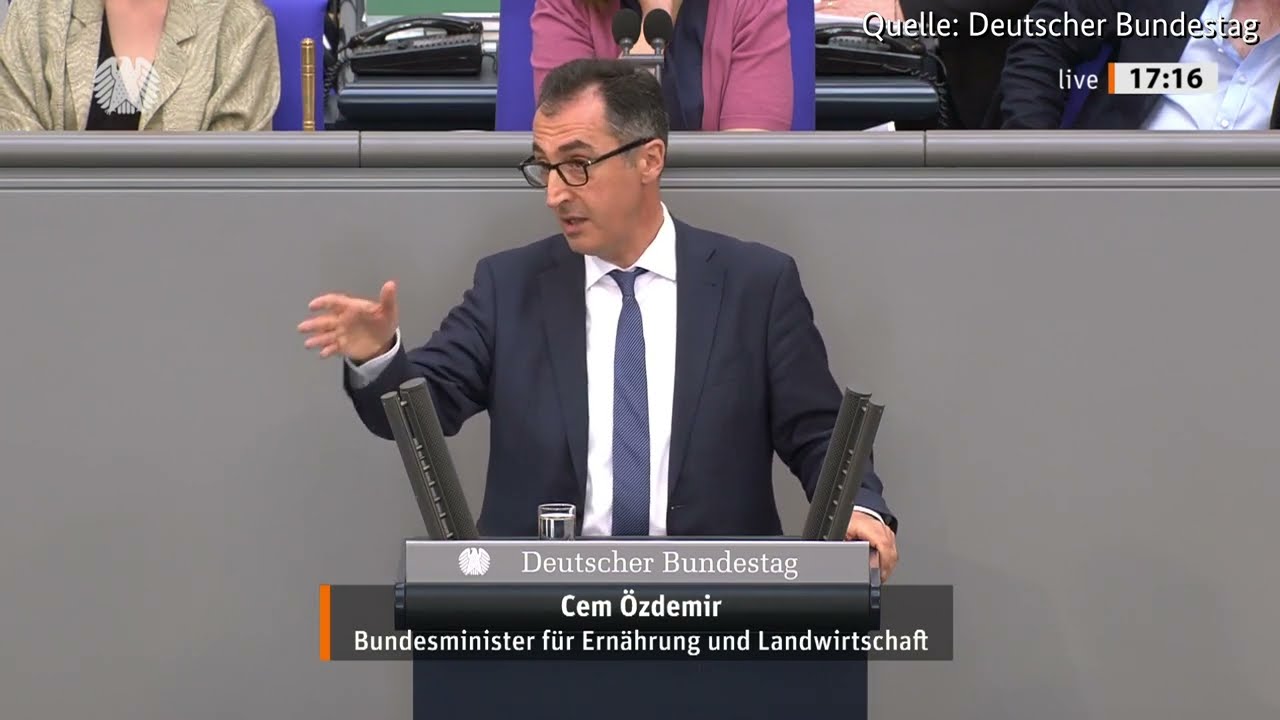 Buundesminister Cem Özdemir hält eine Rede im Deutschen Bundestag