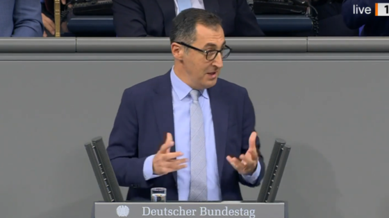 Bundesminister Cem Özdemir am Rednerpult im Bundestag