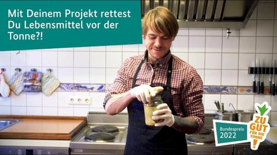 Bild eines Mannes in einer Küche, darauf die Schrift: Mit Deinem Projekt rettest Du Lebensmittel vor der Tonne?! Bundespreis 2022