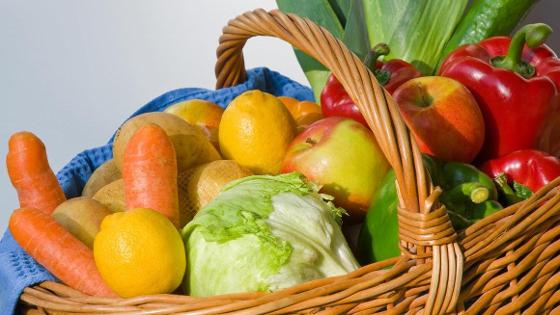 Einkaufskorb mit verschiedenen Obst- und Gemüsesorten
