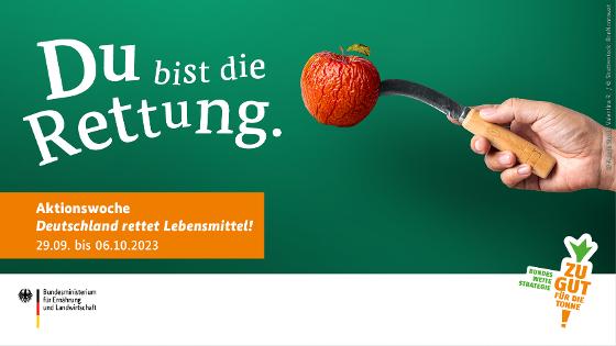 Aktionswochen-Motiv: Schriftzug "Du bist du Rettung. Aktionswoche Deutschland rettet Lebensmittel! 29.09 bis 06.10.2023" neben einer Hand, die einen schrumpeligen Apfel auf einem Messer aufgespießt hält sowie Logos BMEL und Zu gut für die Tonne.