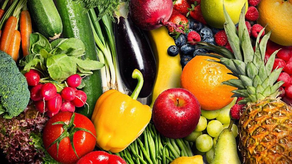 Aufsicht auf verschiedenes Gemüse und Obst - von Karotten, Äpfeln, Erdbeeren, Tomaten, Bohnen 