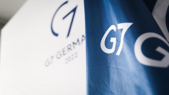 G7-Logo auf Flagge und Rückwand