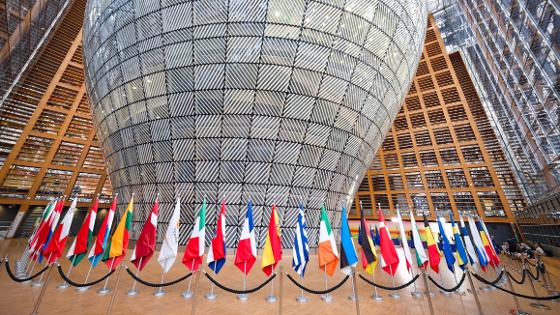 Eingangshalle des Europagebäudes mit Flaggen und viel verbautem Glas