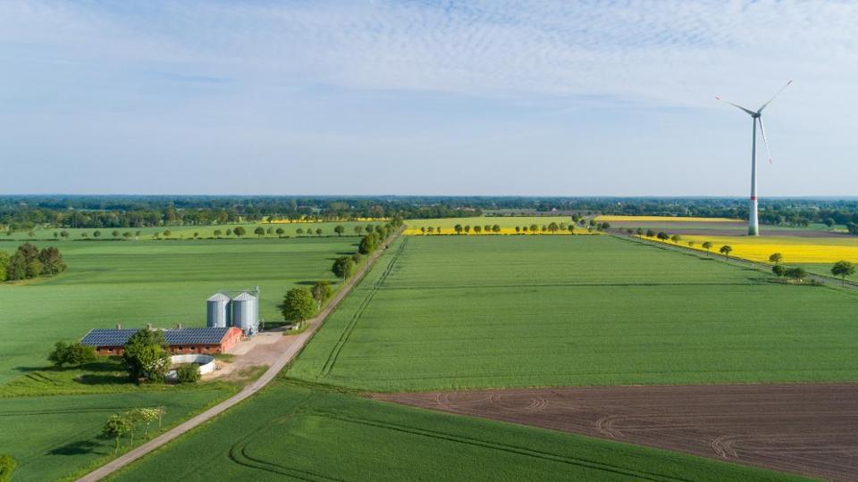 Luftaufnahme von Feldern und landwirtschaftlichen Flächen
