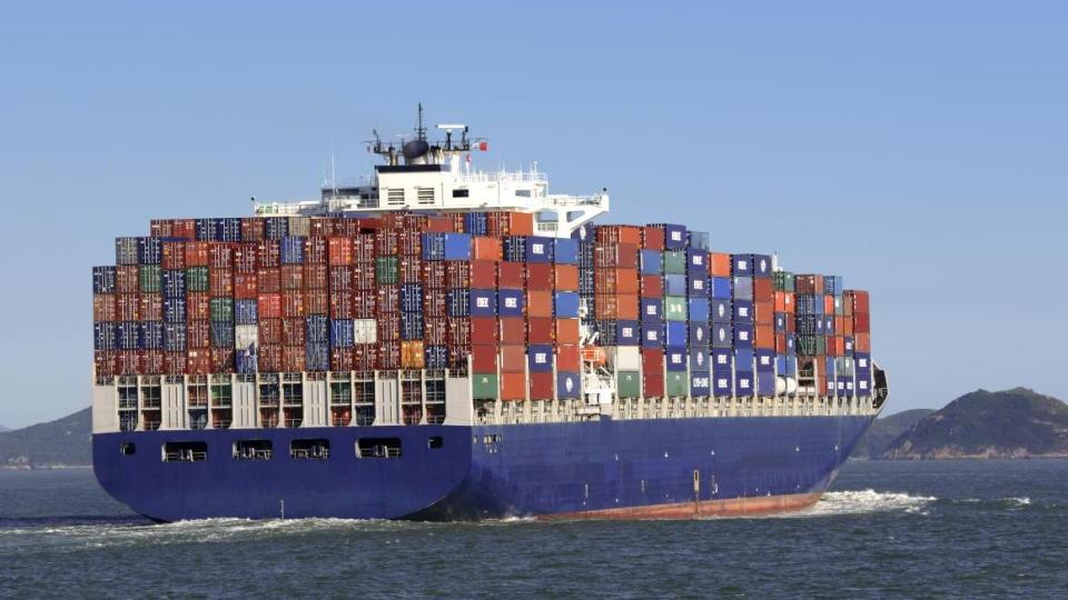Containerschiff sticht in See