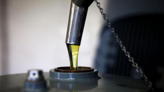 Bioschmierstoff - Einfüllen von Bio-Öl