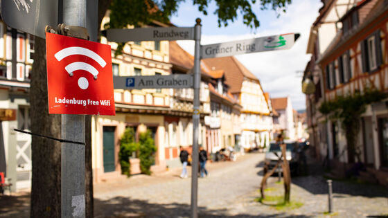 Aufnahme eines Schildes "Landenburg Free Wifi" im Hintergrund die historische Stadtansicht von Ladenburg
