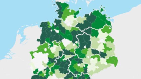 Deutschlandkarte mit Landkreisen in verschiedenen Grüntönen. Ein Klick aufs Bild öffnet eine externe Website mit dem Landatlas.