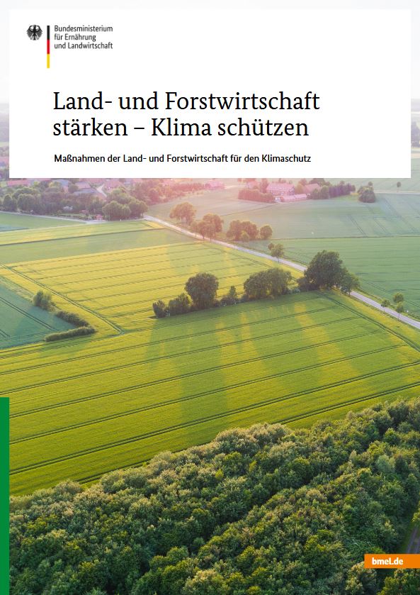Cover der Broschüre "Land- und Forstwirtschaft stärken – Klima schützen": Luftaufnahme auf ein Feld und Bäume