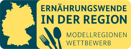 Logo mit einer Deutschlandkarte und Gabel, Messer. Löffel, darauf die Schrift: Modellregionenwettbewerb "Ernährungswende in der Region" 