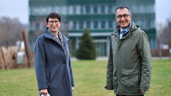 Bundesminister Cem Özdemir und Staatssekretärin Silvia Bender stehen vor einem Gebäude am Bonner Dienstsitz des BMEL.