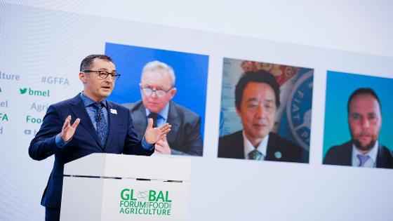Bundeslandwirtschaftsminister Cem Özdemir auf der Pressekonferenz der Berliner Agrarministerkonferenz 2022