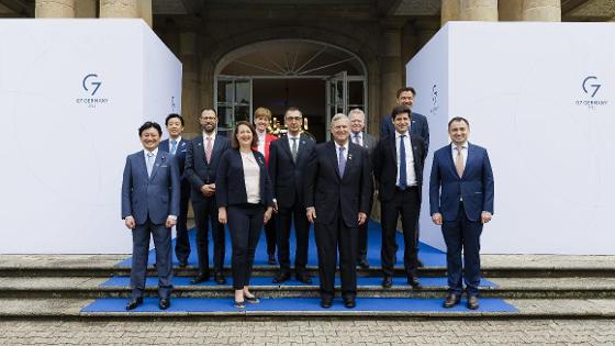 Gruppenfoto von Bundesminister Özdemir und den Teilnehmerinnen und Teilnehmern der G7-Agrarministerkonferenz in Stuttgart sowie dem ukrainischen Agrarminister Solskyj und Vertretern von EU, FAO und OECD.