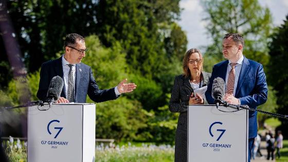 Bundesminister Özdemir beim Pressestatement mit seinem ukrainischen Kollegen Solskyj an zwei Stehpulten im Grünen bei der G7-Agrarministerkonferenz.