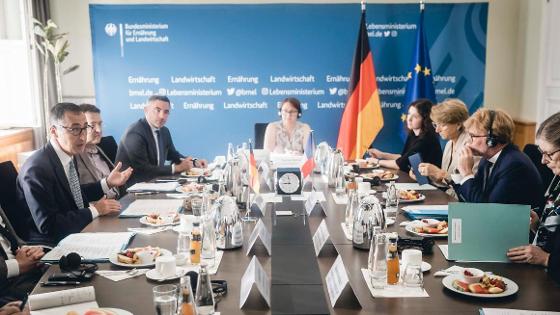 Bundesminister Cem Özdemir trifft französischen Amtskollegen Marc Fesneau und Delegation im BMEL in Berlin. Hier in einem Besprechungsraum mit blauem BMEL-Hintergrund. 