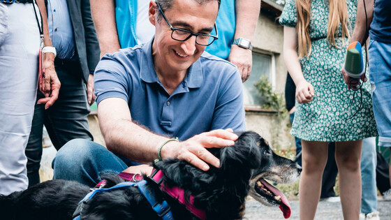 Bundesminister Özdemir streichelt einen Hund im Tierheim Falkensee.