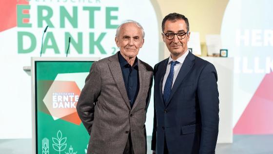 Professor Niklas-Medaille: Bundesminister Özdemir steht mit Dr. Georg-Sebastian Sperber auf einer Bühne