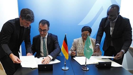 Bundesminister CemÖzdemir und die Kommissarin der AU Josefa Sacko unterzeichnen eine Vereinbarung.