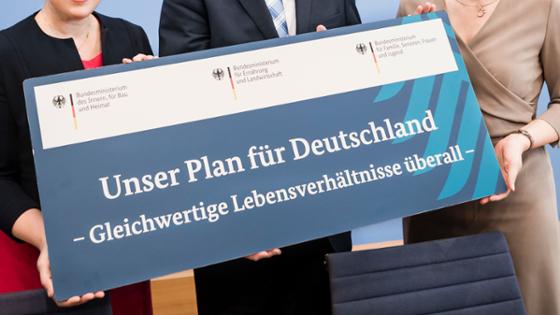 Plakat mit der Aufschrift: Unser Plan für Deutschland - Gleichwertige Lebensverhältnisse überall -